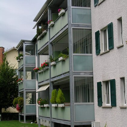 Balkon mit Glasgeländer und Windschutz