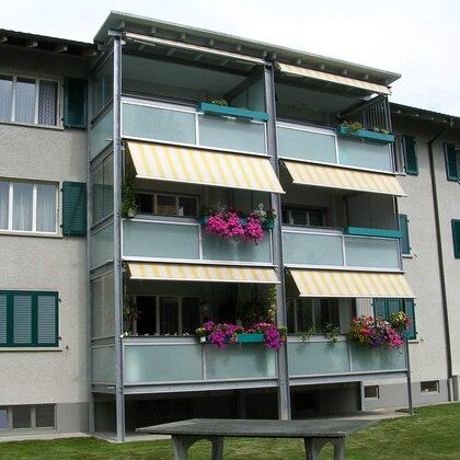 Balkon mit Glasgeländer und Windschutz