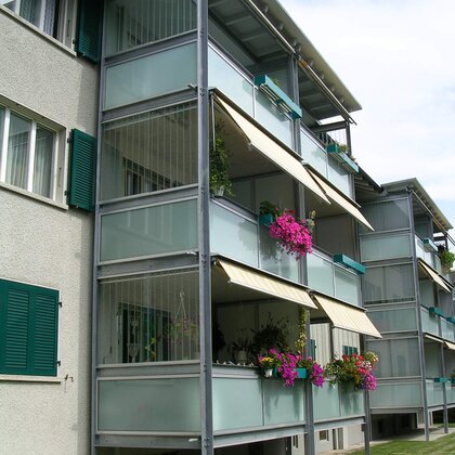 Balkon mit Glasgeländer